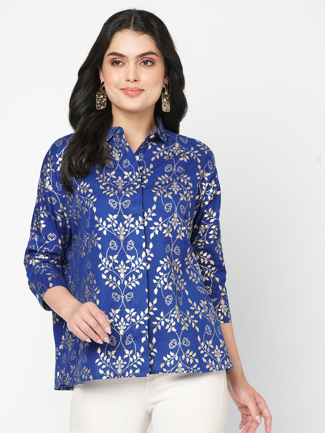 Featuring a foliage gold print confort fit shirt with drop shoulder that moves from Nine to wine
