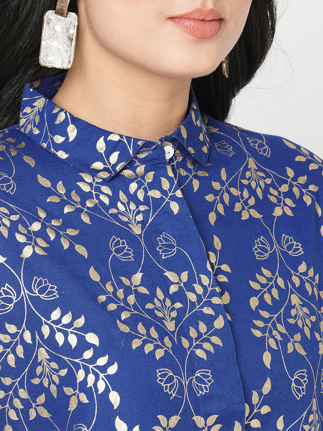 Featuring a foliage gold print confort fit shirt with drop shoulder that moves from Nine to wine