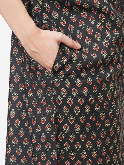 Hashtag Be Featuring a green printed kaftan dress in wide silhouette.Airy silhouette best suited for a casual coffee date.