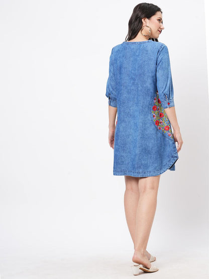 Hashtag Be short dress in sturdy denim with pockets and embroidery around them