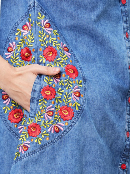 Hashtag Be short dress in sturdy denim with pockets and embroidery around them