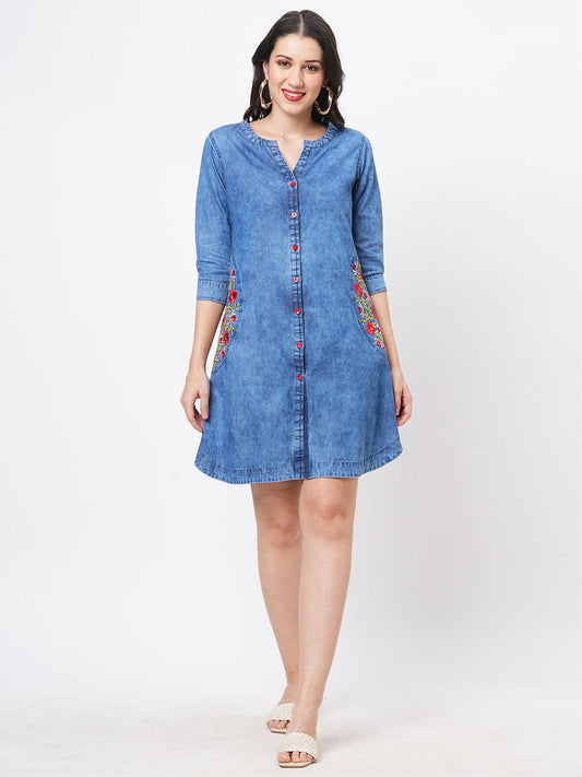 Hashtag Be short dress in sturdy denim with pockets and embroidery around them