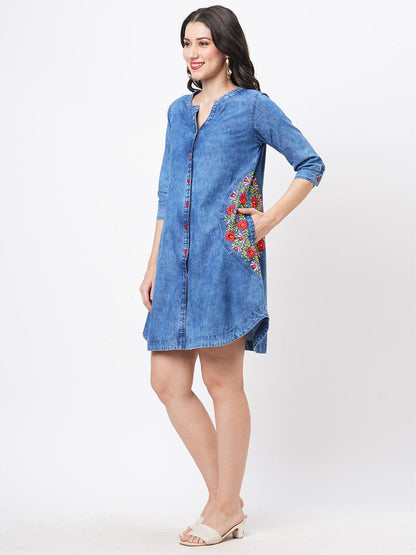 Hashtag Be short dress in sturdy denim with pockets and embroidery around them