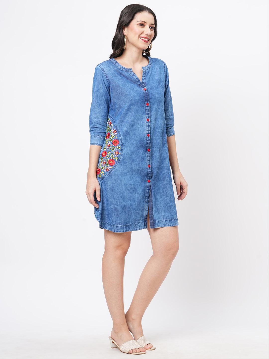 Hashtag Be short dress in sturdy denim with pockets and embroidery around them