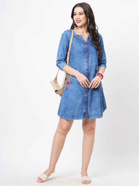 Hashtag Be short dress in sturdy denim with pockets and embroidery around them